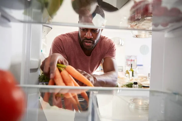 Från Insidan Kylskåpet Som Man Öppnar Dörren Och Packar Shopping — Stockfoto