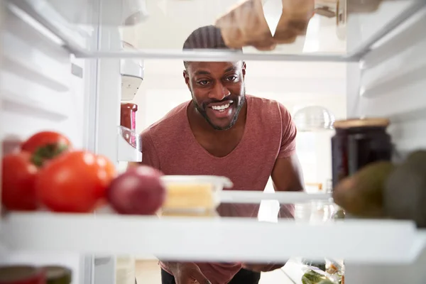 Från Insidan Kylskåpet Som Man Öppnar Dörren Och Packar Shopping — Stockfoto