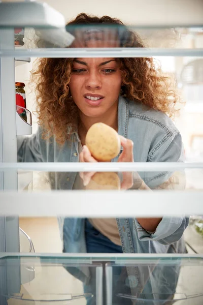 Mujer Decepcionada Mirando Dentro Del Refrigerador Vacío Excepto Patata Estante — Foto de Stock