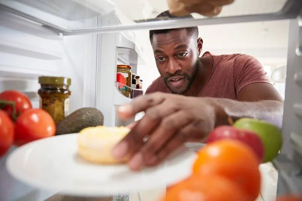 Vista Desde Interior Del Refrigerador Medida Que Hombre Abre Puerta — Foto de Stock