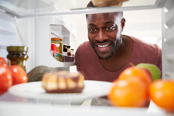 Vista Desde Interior Del Refrigerador Medida Que Hombre Abre Puerta —  Fotos de Stock