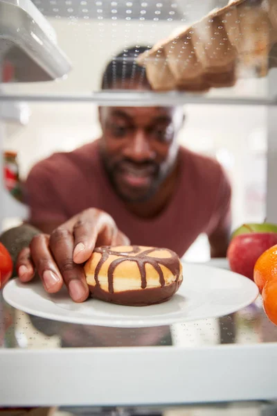 Blick Aus Dem Inneren Des Kühlschranks Als Mann Tür Öffnet — Stockfoto