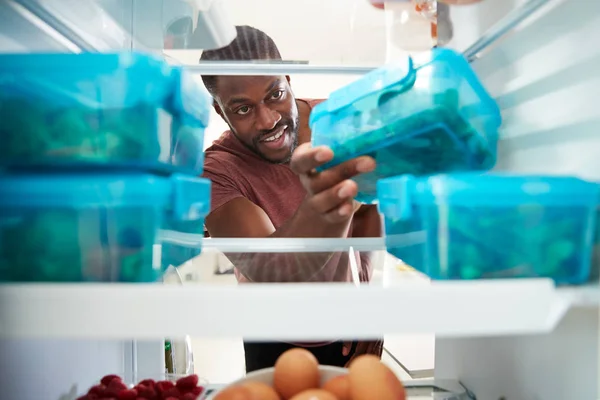 Inifrån Kylskåpet Som Man Tar Hälsosam Packad Lunch Container — Stockfoto