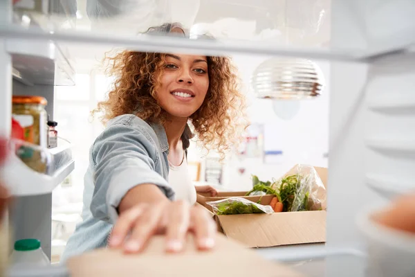 Titta Från Insidan Kylskåpet Som Kvinna Packar Online Hem Matleverans — Stockfoto