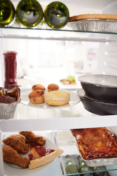 건강에 해로운 테이크 음식과 맥주의 냉장고 내부보기 — 스톡 사진