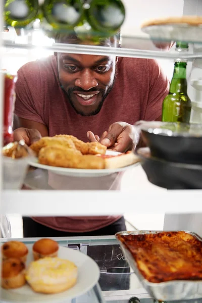 Pohled Ven Chladničky Naplněné Nezdravým Občerstvovací Potravou Jak Muž Otevírá — Stock fotografie
