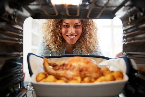 View Looking Out Oven Woman Cooks Sunday Roast Chicken Dinner — Stock Photo, Image