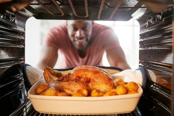 Widok Patrząc Wewnątrz Piekarnik Jako Człowiek Kucharze Niedziela Pieczona Kolacja — Zdjęcie stockowe