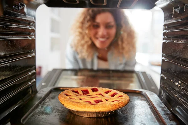 View Looking Out Oven Woman Cooks Fruit Tart — Stock Photo, Image