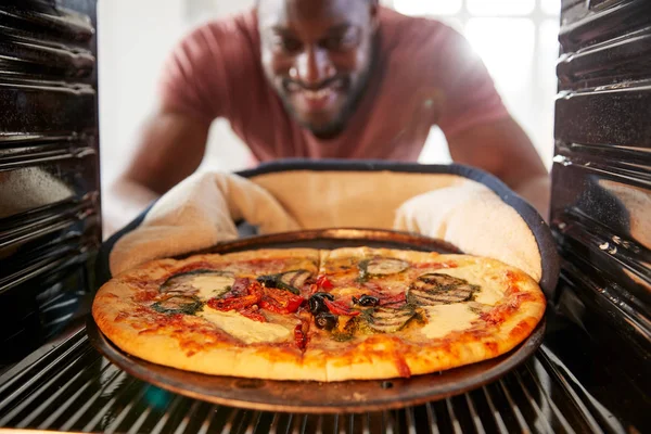Lihat Melihat Keluar Dari Dalam Oven Sebagai Manusia Memasak Pizza — Stok Foto