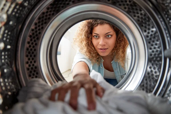 Vista Guardando Fuori Dall Interno Lavatrice Come Donna Lavanderia Bianca — Foto Stock