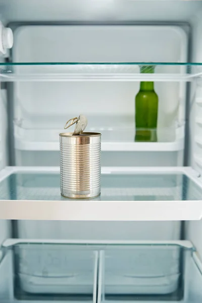 Ver Mirando Dentro Del Refrigerador Vacío Excepto Lata Abierta Botella — Foto de Stock