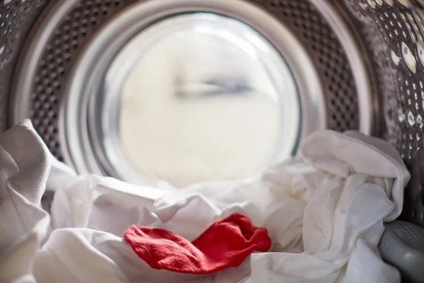 Pohled Vnitřku Pračky Červeným Ponožkou Bílým Prádlem — Stock fotografie
