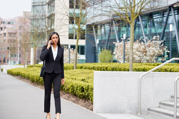 Businesswoman Commuting Work Talking Mobile Phone Modern Office Building — Stock Photo, Image