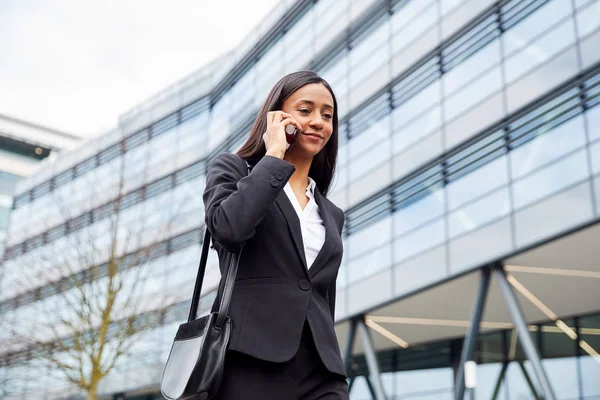 Geschäftsfrau Pendelt Zur Arbeit Und Telefoniert Vor Modernem Bürogebäude — Stockfoto