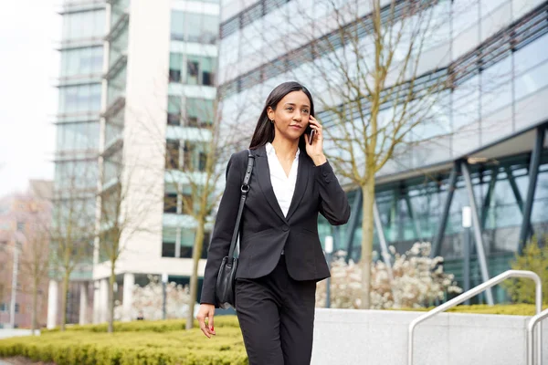 Dojíždění Pracovní Ženy Práci Mluvení Mobilním Telefonu Mimo Moderní Kancelářskou — Stock fotografie