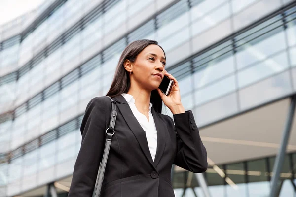 Affärskvinna Pendling Till Jobbet Pratar Mobiltelefon Utanför Modern Kontorsbyggnad — Stockfoto