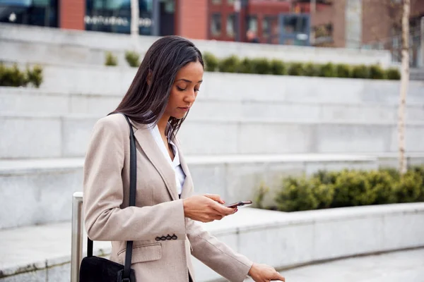 Kadını Modern Ofis Binası Dışında Cep Telefonu Mesajları Kontrol — Stok fotoğraf