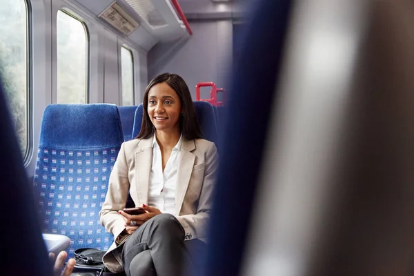Деловая Женщина Сидящая Поезде Отправляясь Работу Проверяет Сообщения Мобильном Телефоне — стоковое фото