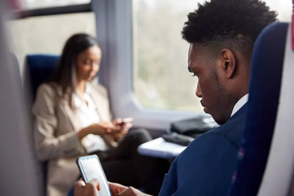 Pasajeros Negocios Sentados Tren Viajando Trabajo Mirando Teléfonos Móviles —  Fotos de Stock