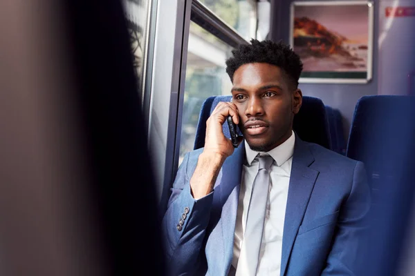 Geschäftsmann Sitzt Zug Und Telefoniert Mit Dem Handy Zur Arbeit — Stockfoto