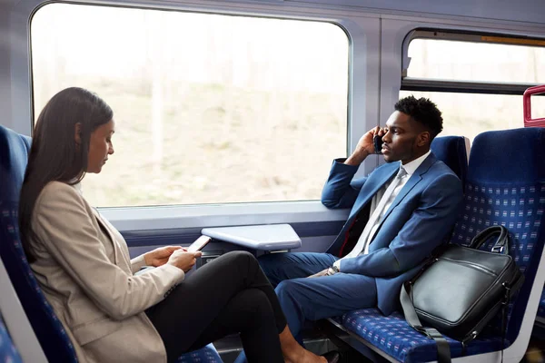 Passeggeri Affari Seduti Treno Che Spostano Lavoro Utilizzando Telefoni Cellulari — Foto Stock