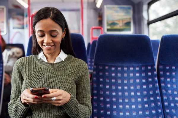 Pasajera Sentada Tren Mirando Teléfono Móvil — Foto de Stock