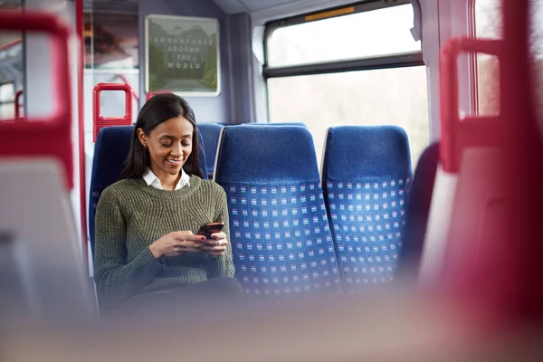 Passagierin Sitzt Zug Und Schaut Aufs Handy — Stockfoto