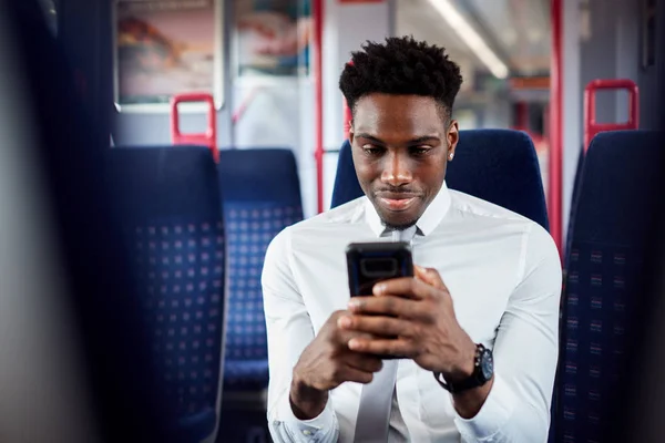Бизнесмен Сидящий Поезде Отправляясь Работу Проверяет Сообщения Мобильному Телефону — стоковое фото