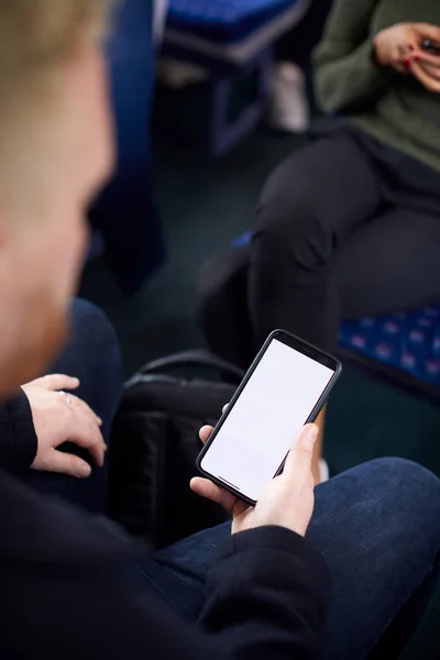 Primer Plano Los Pasajeros Masculinos Sentados Tren Con Billete Digital —  Fotos de Stock