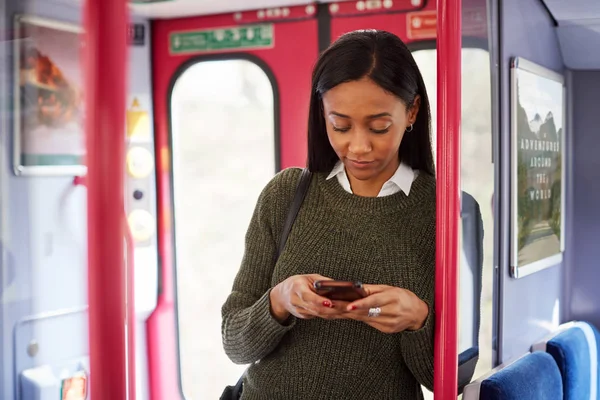 Passageiro Feminino Perto Portas Trem Olhando Para Telefone Móvel — Fotografia de Stock