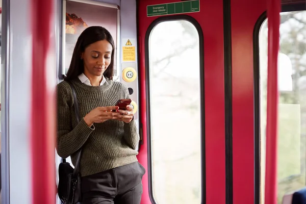 Γυναίκα Επιβάτης Στέκεται Πόρτες Στο Τρένο Κοιτάζοντας Κινητό Τηλέφωνο — Φωτογραφία Αρχείου