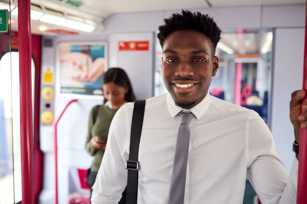 Portret Van Lachende Zakenman Staande Trein Woon Werk Verkeer Werken — Stockfoto