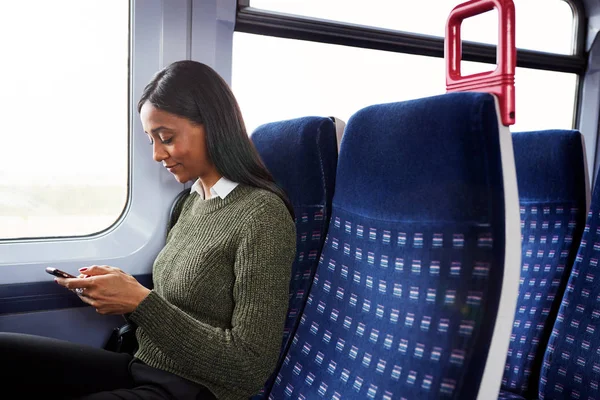 Pasajera Sentada Tren Mirando Teléfono Móvil — Foto de Stock