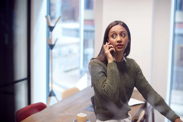 Empresária Sentada Mesa Sala Reuniões Conversando Telefone Móvel — Fotografia de Stock