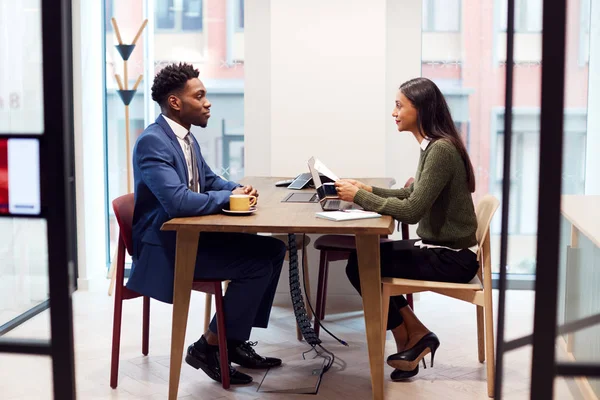 Empresária Entrevistando Candidato Emprego Masculino Sala Reuniões — Fotografia de Stock