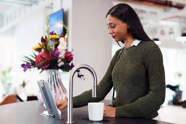 Businesswoman Getting Hot Drink Automated Dispenser Office — Stock Photo, Image