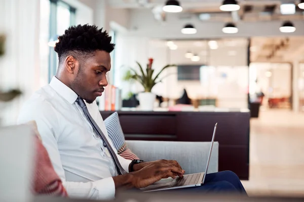 Affärsman Som Arbetar Laptop Vid Skrivbordet Delad Arbetsyta Kontor — Stockfoto