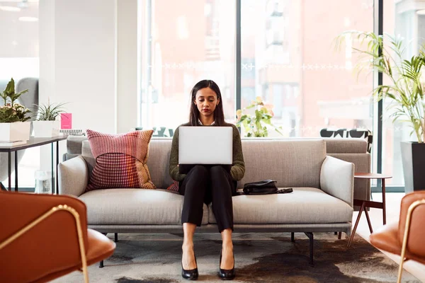Geschäftsfrau Sitzt Auf Sofa Und Arbeitet Laptop Schreibtisch Gemeinsamen Büro — Stockfoto