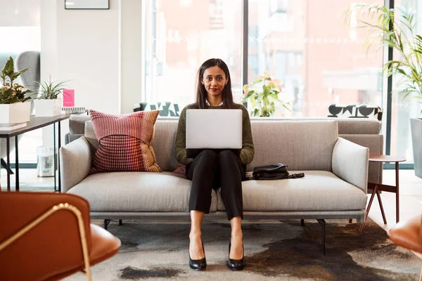 Portret Bizneswoman Siedzi Kanapie Pracy Laptopie Biurku Biurze Wspólnego Obszaru — Zdjęcie stockowe
