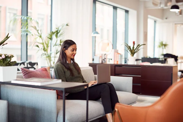 Geschäftsfrau Sitzt Auf Sofa Und Arbeitet Laptop Schreibtisch Gemeinsamen Büro — Stockfoto