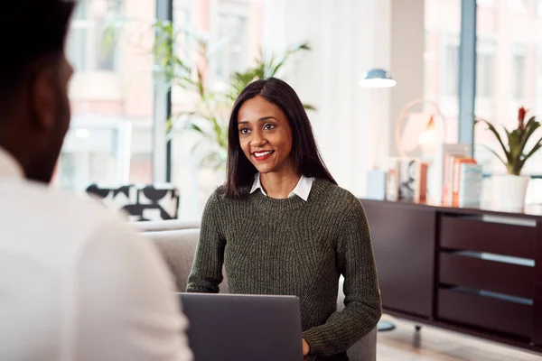 Mujer Negocios Entrevistando Candidato Trabajo Masculino Área Asientos Oficina Moderna — Foto de Stock