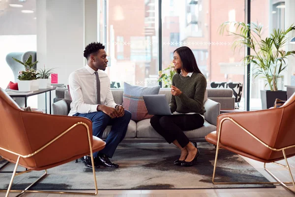 現代オフィスのシーティングエリアで男性求職者にインタビューするビジネスウーマン — ストック写真