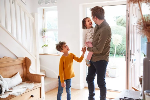 Père Célibataire Retour Maison Après Voyage Avec Des Enfants Excités — Photo