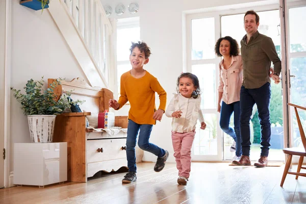 Familia Regresando Casa Después Del Viaje Con Niños Emocionados Corriendo —  Fotos de Stock