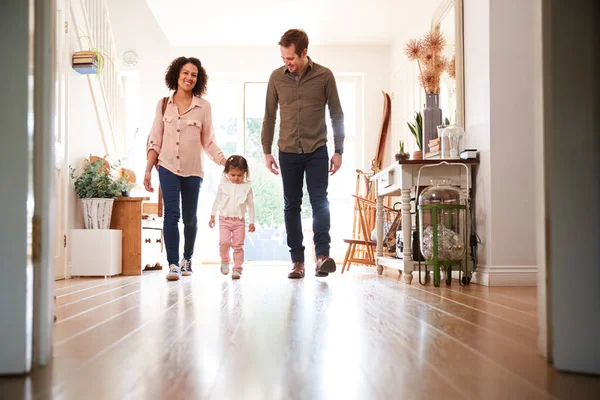 Famille Avec Enfant Célibataire Retour Maison Après Voyage — Photo