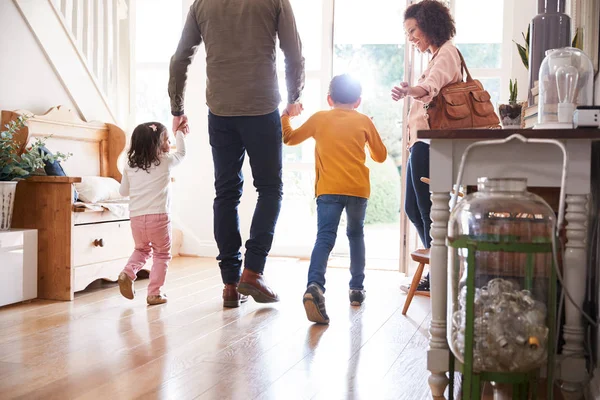 Baksidan Familjen Lämnar Hemmet Resa Med Glada Barn — Stockfoto