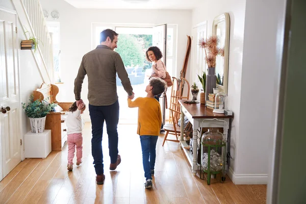 Baksidan Familjen Lämnar Hemmet Resa Med Glada Barn — Stockfoto