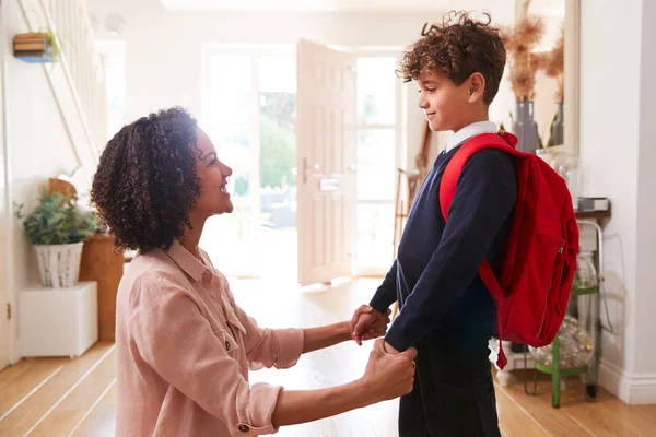 Alleinerziehende Mutter Hause Holt Sohn Uniform Zum Ersten Schultag — Stockfoto