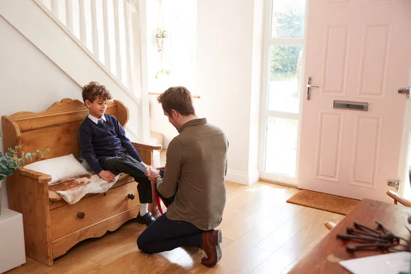 Alleinerziehender Vater Hause Der Sohn Trägt Uniform Für Den Ersten — Stockfoto